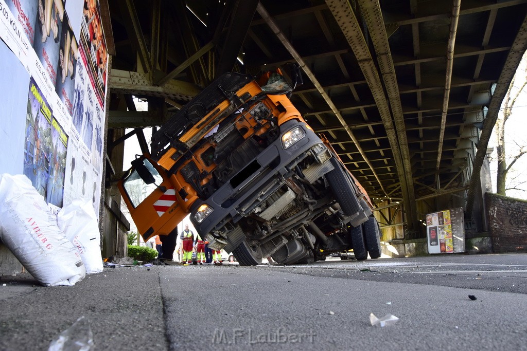 LKW blieb unter Bruecke haengen Koeln Deutz Deutz Muelheimerstr P057.JPG - Miklos Laubert